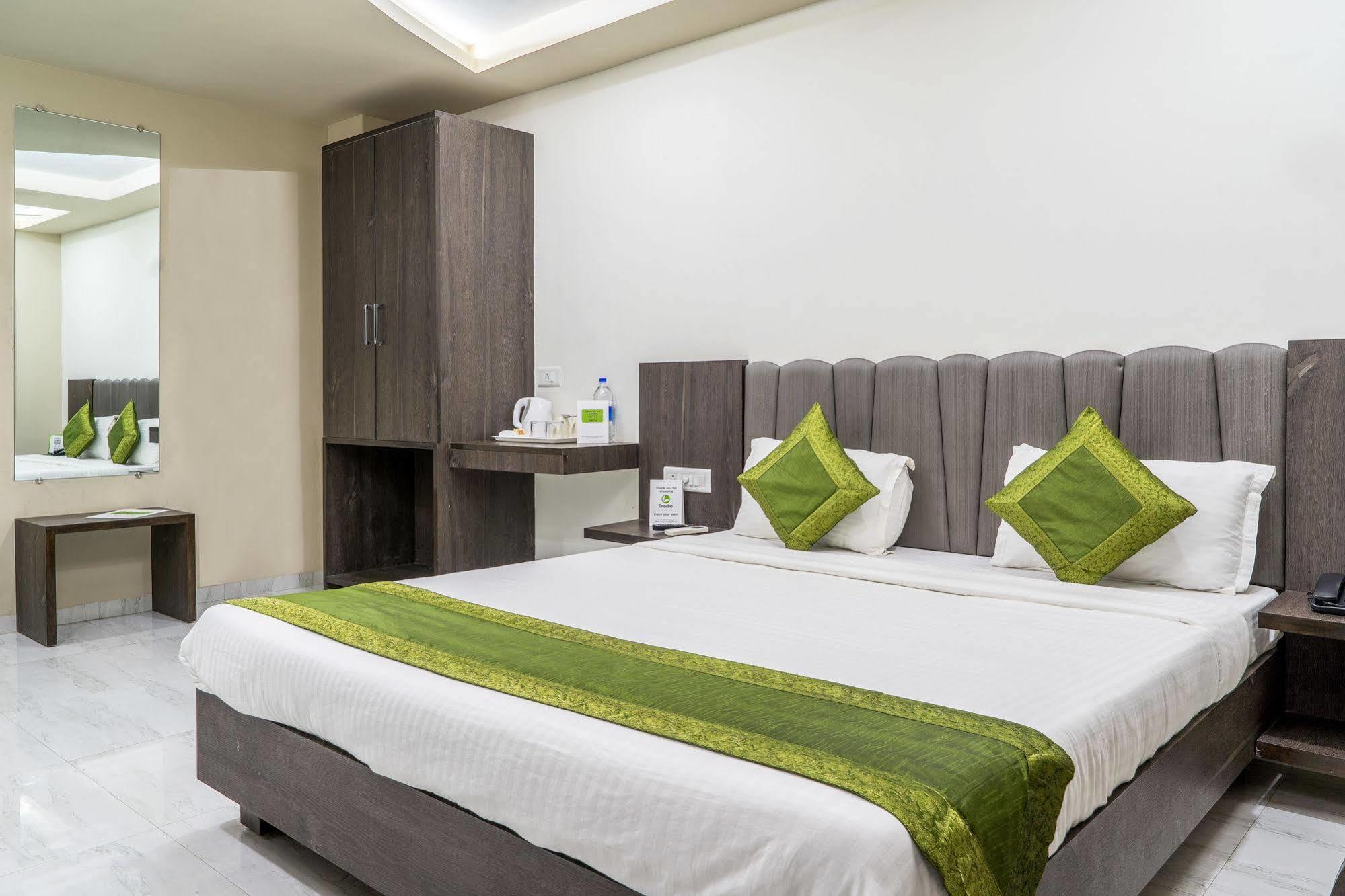 Hotel Treebo Unity Ahmedabad Esterno foto